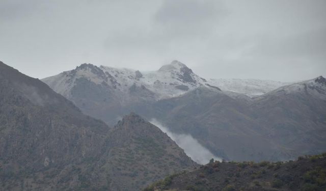 Beytüşşebap'ta dağlara ilk kar yağdı