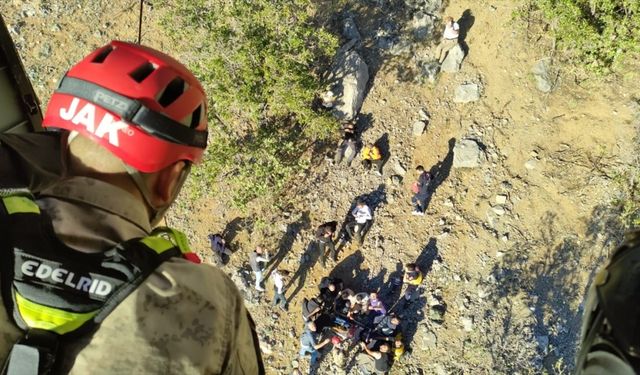 Kayalıklardan düştü,  helikopterle kurtarıldı