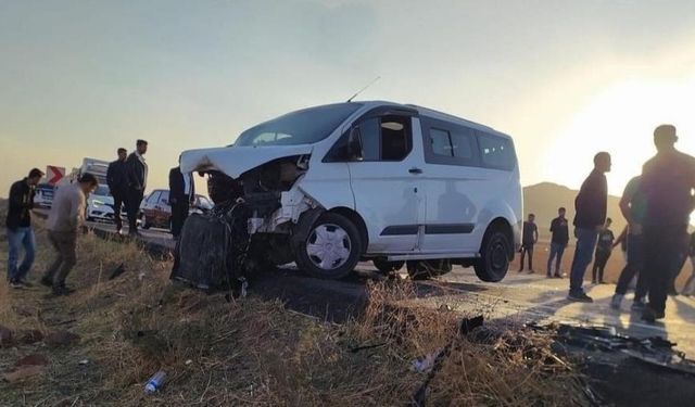 Otomobil-ticari araç çarpıştı: 6 yaralı