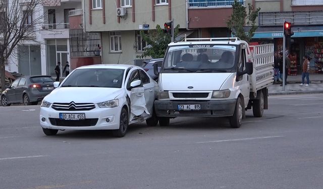 Elazığ’da kaza: Otomobil pikapla çarpıştı, 4 yaralı