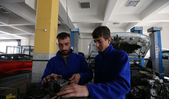 "Liseli oto tamircileri" yılda yaklaşık 2 milyon lira gelir elde ediyor