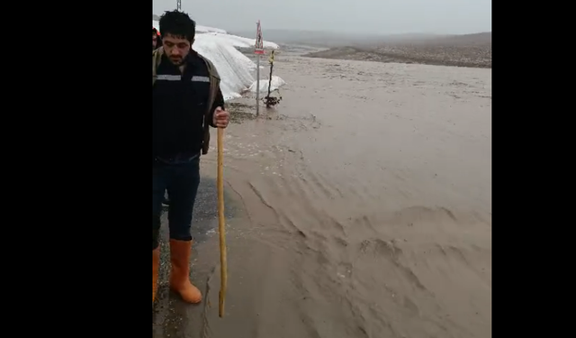 Bazı köy yolları ve tarlalar sular altında kaldı (videolu haber)