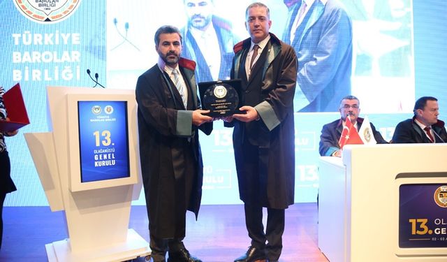 Elçi’ye verilen TBB Onur ödülünü Diyarbakır Barosu Başkanı Eren teslim aldı