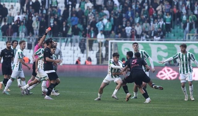 Bursaspor-Diyarbekirspor maçında futbolcuya uçan tekme