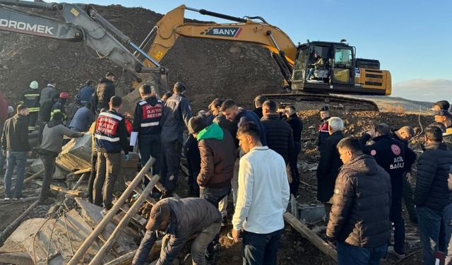 Diyarbakır'da duvar çöktü; 2 işçi altında kaldı