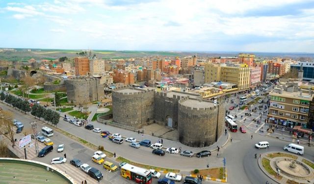 Diyarbakır’da, AK Parti adayının yeğeni istifa etti