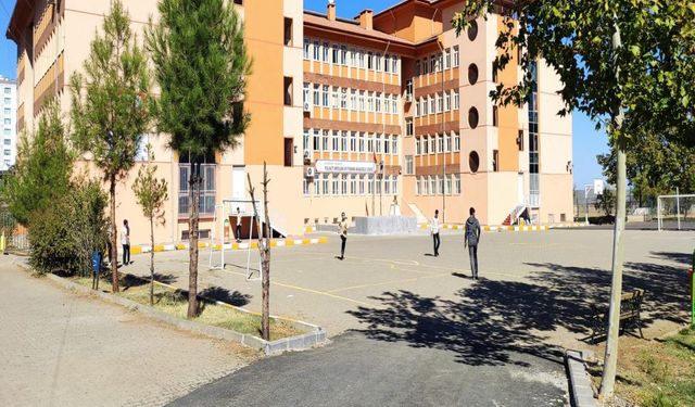 Diyarbakır’da yüzlerce öğrenci titreyerek eğitim görüyor