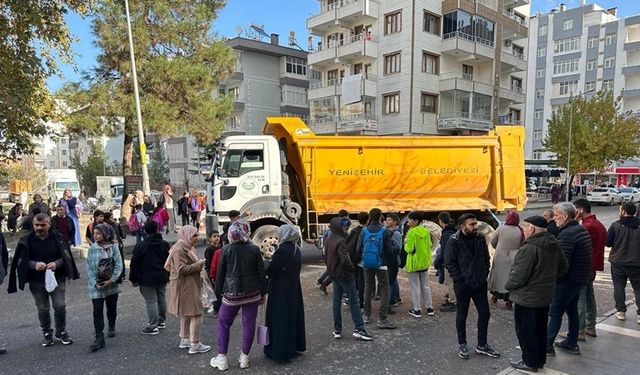 Diyarbakır’da yoldan geçmeye çalışan kadına kamyon çarptı