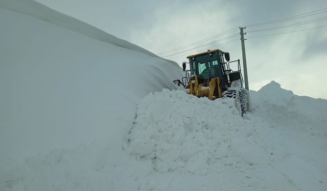 Kardan kapanan yollarda çalışma sürüyor