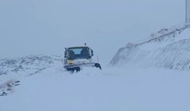 Kardan kapanan grup köy yolu ulaşıma açıldı