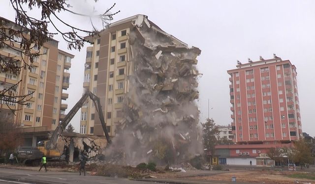 9 katlı apartman saniyeler içerisinde yıkıldı
