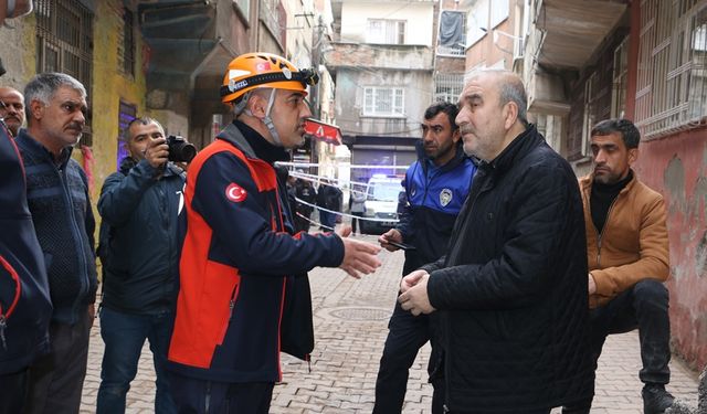 Diyarbakır’da çöken binada iyi ki kimse yok