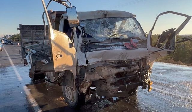 Urfa’da kamyonet tıra arkadan çarptı: 2 yaralı