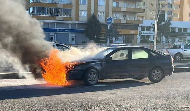 Diyarbakır'da bakımdan yeni çıkan araç yandı