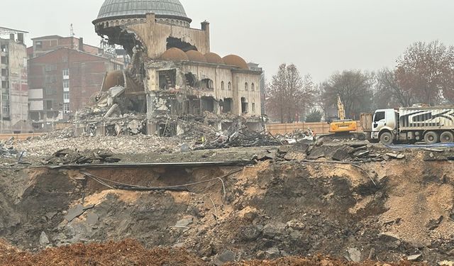Depremde hasar alan Camii'nin kubbesi yıkıldı