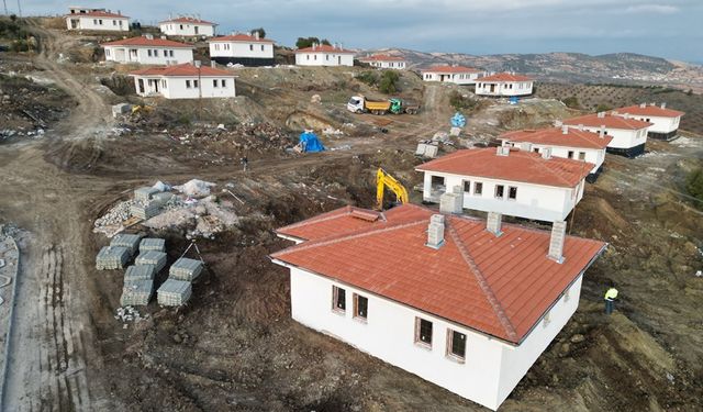 Depremzedeler için köy evleri inşası