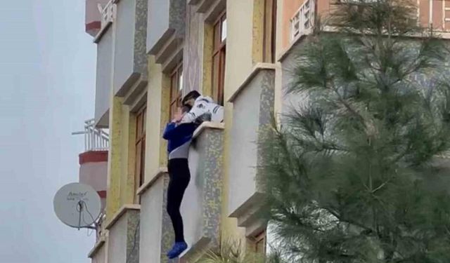 Diyarbakır’da 3’üncü kattan atlamaya çalışan kadın kurtarıldı
