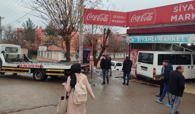 Diyarbakır'da minibüs markete girdi: 5 yaralı