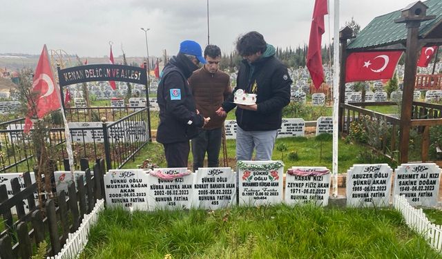 Depremde hayatını kaybetmişti: Doğum günü pastası mezarına bırakıldı