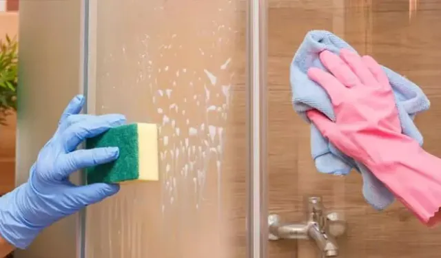 Duşakabin camlarını parlatmanın doğal yolu: Sirke ve bulaşık sabunu!