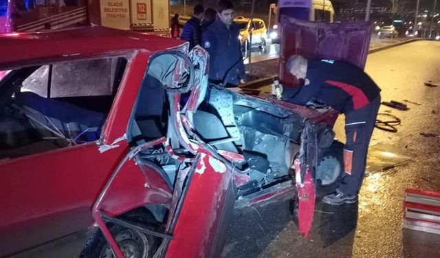 Elazığ’da kaza: otomobil tırın altına girdi, 1 yaralı
