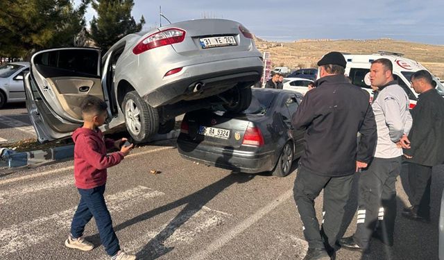 Mardin'de kaza: Otomobiller çarptığı üst üste çıktı