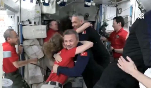 Türk ve Kürt astronotlar uzayda kucaklaştı