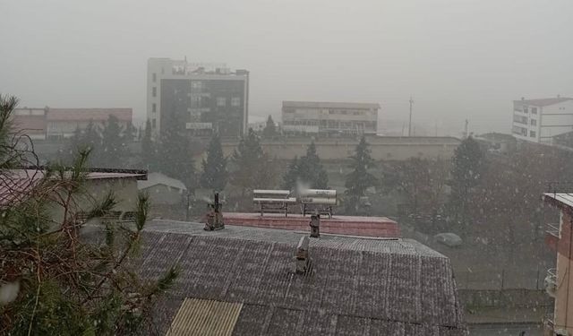 Diyarbakır'a beklenen kar düştü