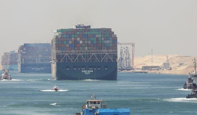 Süveyş Kanalı’ndan gemi geçişleri yüzde 30 azaldı