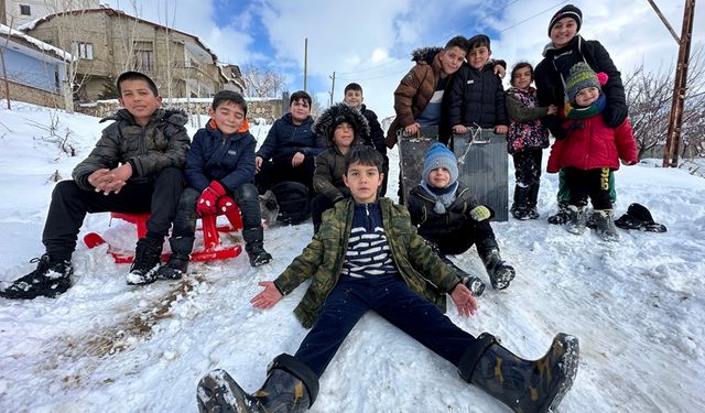 Yüksekova’da kar yağışı: Çocuklar doyasıya eğlendi
