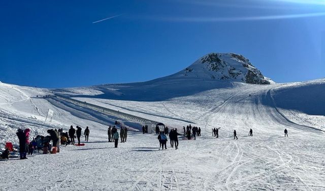 Yüksekova’da kayak keyfi