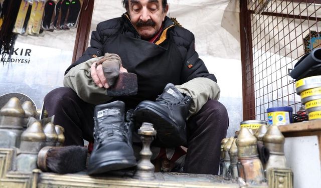 Diyarbakır’da 46 yıldır ayakkabı boyuyor