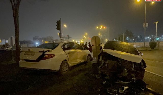 Diyarbakır'da 2 otomobil çarpıştı