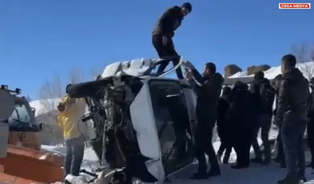 Hakkari’de kaza: Ticari araç iş makinesine çarptı
