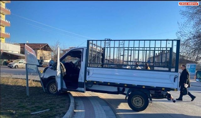 Malatya’da kaza: Kontrolden çıkan kamyonet kaldırıma çıktı