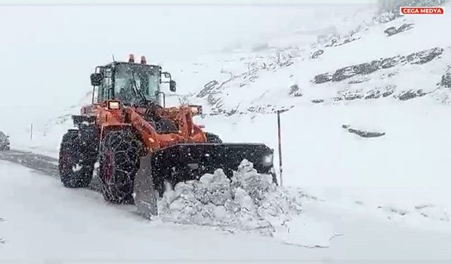 Kardan yolda mahsur kalan 25 araç kurtarıldı