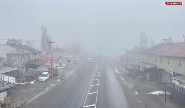 Ağrı’da sis: Trafikte görüş mesafesi düştü