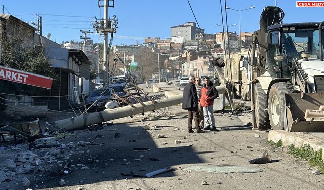 Diyarbakır'da direğe çarpan sürücü öldü
