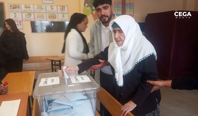 Diyarbakır Çüngüş’te 96 yaşındaki seçmen oyunu kullandı