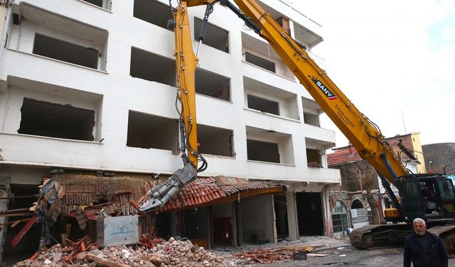 Diyarbakır'da ağırlı hasarlı binaların yüzde 80'inin yıkımı tamamlandı