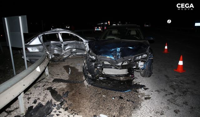Diyarbakır'da iki otomobilin çarpıştı: 1 ölü, 3 yaralı