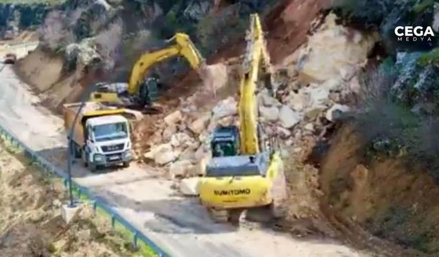 Diyarbakır'da toprak kaymasıyla kapanan yol açıldı