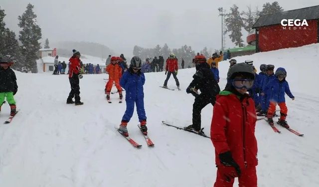 Kars’ta 600 öğrenciye kayak eğitimi