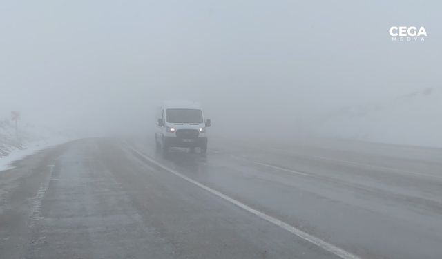 Van'da sis, Bahçesaray-Hizan yoluna çığ