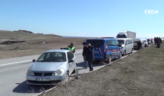 Diyarbakır'da kaza: Otomobil minibüse çarptı, 2 yaralı