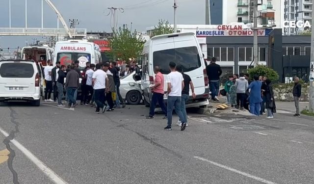 Diyarbakır'da minibüs ile otomobil çarpıştı