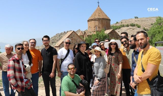 İranlı turizmciler Akdamar Adası’nda
