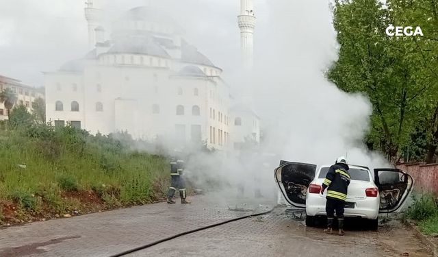 Gaziantep'te park halindeki otomobilde yangın