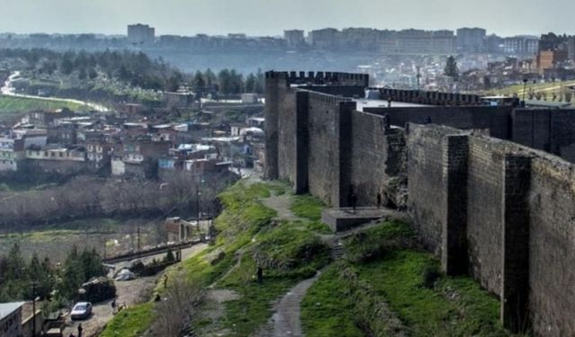 Diyarbakır’da esnafın hibe lastikleri ile mezar kazıldı