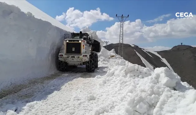 Yüksekova'da 5 metre karda yol açma çalışması